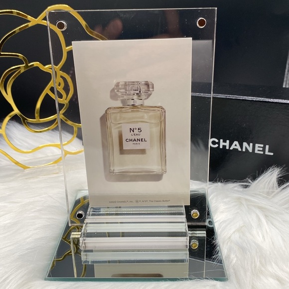 Chanel No 5 L’Eau Card in Acrylic Frame and Stand 4” x 6” NEW! - Picture 1 of 3